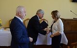 uroczyste wręczenie nagrody nauczycielowi przez Pana Prezydenta  i Przewodniczącego Rady Miasta