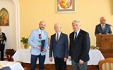 uroczyste wręczenie nagrody nauczycielowi przez Pana Prezydenta  i Przewodniczącego Rady Miasta