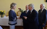 uroczyste wręczenie nagrody nauczycielowi przez Pana Prezydenta  i Przewodniczącego Rady Miasta