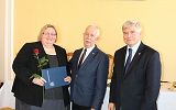 uroczyste wręczenie nagrody nauczycielowi przez Pana Prezydenta  i Przewodniczącego Rady Miasta