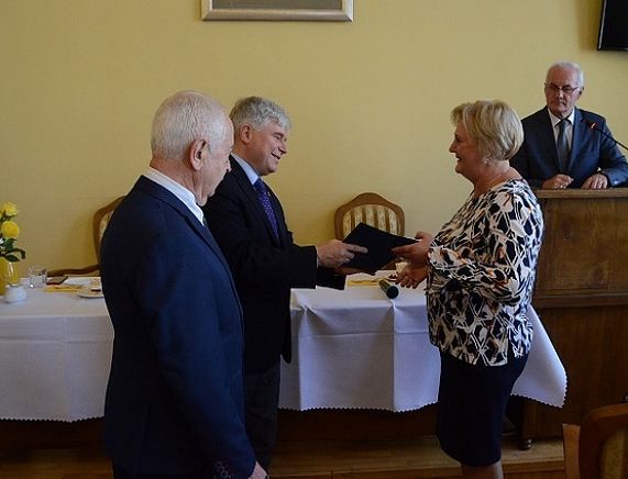 uroczyste wręczenie nagrody nauczycielowi przez Pana Prezydenta  i Przewodniczącego Rady Miasta