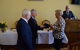 uroczyste wręczenie nagrody nauczycielowi przez Pana Prezydenta  i Przewodniczącego Rady Miasta