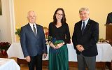 uroczyste wręczenie nagrody nauczycielowi przez Pana Prezydenta  i Przewodniczącego Rady Miasta