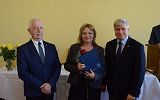 uroczyste wręczenie nagrody nauczycielowi przez Pana Prezydenta  i Przewodniczącego Rady Miasta
