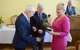 uroczyste wręczenie nagrody nauczycielowi przez Pana Prezydenta  i Przewodniczącego Rady Miasta