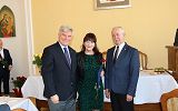 uroczyste wręczenie nagrody nauczycielowi przez Pana Prezydenta  i Przewodniczącego Rady Miasta