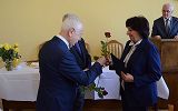 uroczyste wręczenie nagrody nauczycielowi przez Pana Prezydenta  i Przewodniczącego Rady Miasta