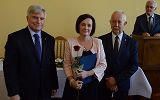 uroczyste wręczenie nagrody nauczycielowi przez Pana Prezydenta  i Przewodniczącego Rady Miasta