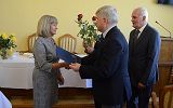 uroczyste wręczenie nagrody nauczycielowi przez Pana Prezydenta  i Przewodniczącego Rady Miasta