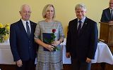uroczyste wręczenie nagrody nauczycielowi przez Pana Prezydenta  i Przewodniczącego Rady Miasta