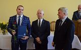 uroczyste wręczenie nagrody nauczycielowi przez Pana Prezydenta  i Przewodniczącego Rady Miasta