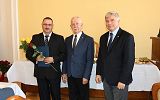 uroczyste wręczenie nagrody nauczycielowi przez Pana Prezydenta  i Przewodniczącego Rady Miasta