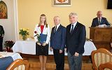 uroczyste wręczenie nagrody nauczycielowi przez Pana Prezydenta  i Przewodniczącego Rady Miasta