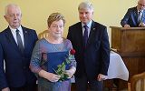 uroczyste wręczenie nagrody nauczycielowi przez Pana Prezydenta  i Przewodniczącego Rady Miasta