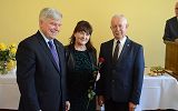 uroczyste wręczenie nagrody nauczycielowi przez Pana Prezydenta  i Przewodniczącego Rady Miasta