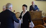 uroczyste wręczenie nagrody nauczycielowi przez Pana Prezydenta  i Przewodniczącego Rady Miasta
