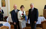 uroczyste wręczenie nagrody nauczycielowi przez Pana Prezydenta  i Przewodniczącego Rady Miasta