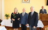 uroczyste wręczenie nagrody nauczycielowi przez Pana Prezydenta  i Przewodniczącego Rady Miasta