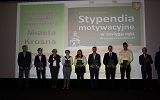 zdjęcie grupowe nagrodzonych stypendystów