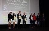 zdjęcie grupowe nagrodzonych stypendystów