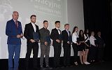 zdjęcie grupowe nagrodzonych stypendystów