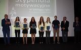 zdjęcie grupowe nagrodzonych stypendystów
