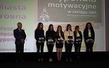 zdjęcie grupowe nagrodzonych stypendystów