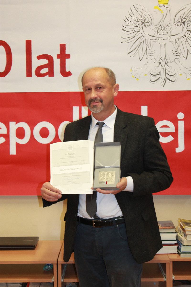 MEDAL 100-LECIA ODZYSKANIA NIEPODLEGŁOŚCI DLA NAUCZYCIELA „BUDOWLANKI” - zdjęcie w treści  nr 1