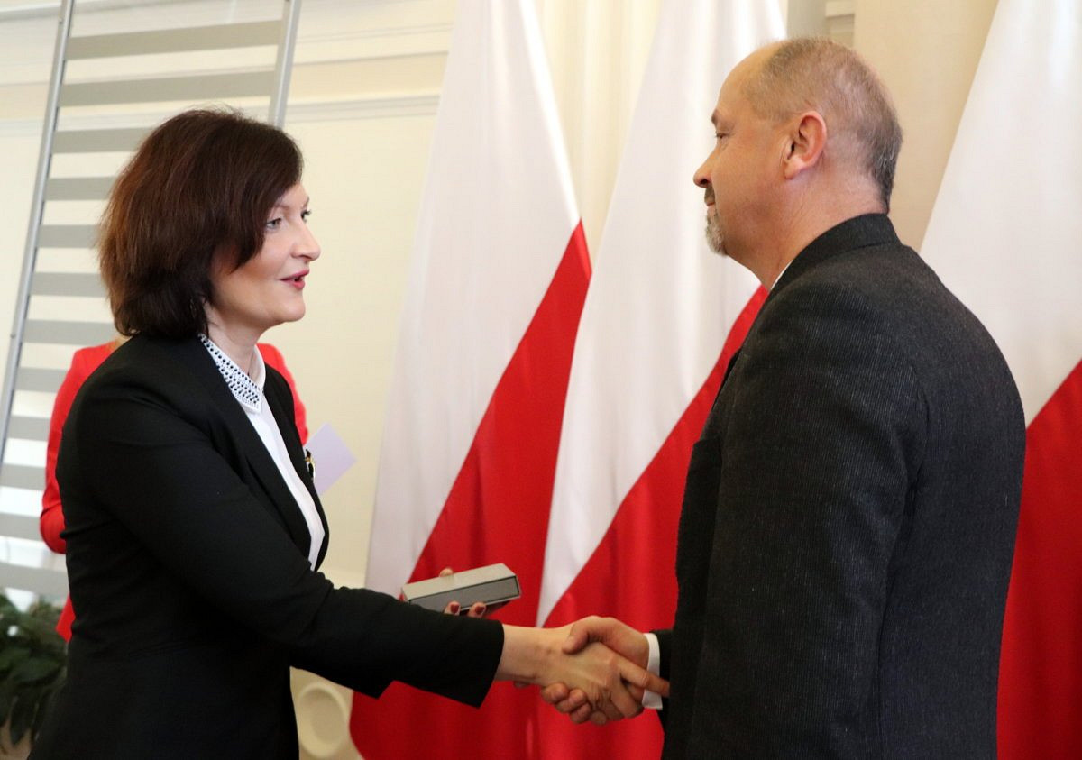 MEDAL 100-LECIA ODZYSKANIA NIEPODLEGŁOŚCI DLA NAUCZYCIELA „BUDOWLANKI” - zdjęcie w treści 
