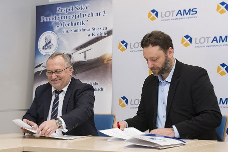 Uczniowie Krośnieńskiego Mechanika będą odbywać praktyki pod okiem fachowców czołowej firmy lotniczej - zdjęcie w treści