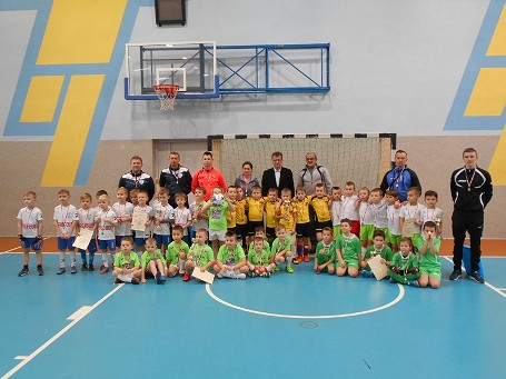 V Halowy Turniej Piłki Nożnej pod honorowym patronatem Posła na Sejm RP Piotra Babinetza - zdjęcie w treści  nr 4