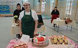 uczestnicy konkursu prezentują swoje wyroby
