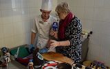 uczestnicy konkursu prezentują swoje wyroby