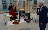 uczestnicy konkursu prezentują swoje wyroby