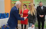 uczestnicy konkursu prezentują swoje wyroby