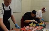 uczestnicy konkursu prezentują swoje wyroby