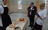 uczestnicy konkursu prezentują swoje wyroby
