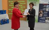 uczestnicy konkursu prezentują swoje wyroby