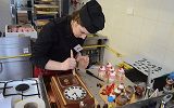 uczestnicy konkursu prezentują swoje wyroby