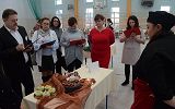 uczestnicy konkursu prezentują swoje wyroby