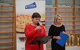 uczestnicy konkursu prezentują swoje wyroby
