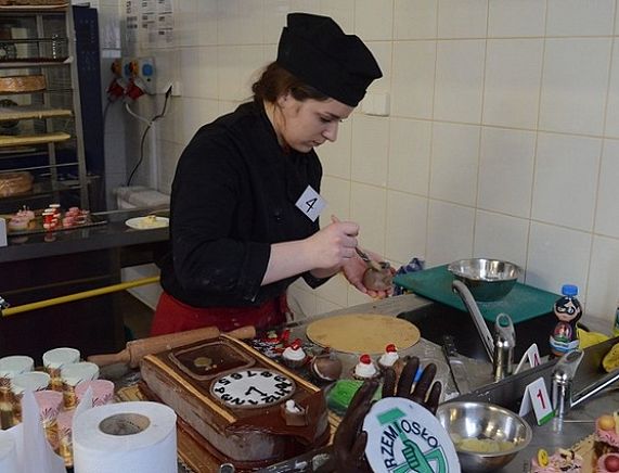 uczestnicy konkursu prezentują swoje wyroby