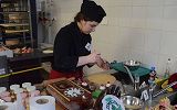 uczestnicy konkursu prezentują swoje wyroby