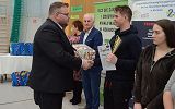 uczestnicy konkursu prezentują swoje wyroby