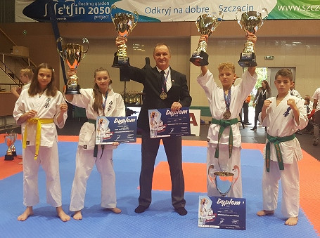 Trzy medale i tytuł Drużynowego Mistrza Polski Juniorów Młodszych dla krośnieńskich karateków - zdjęcie w treści 
