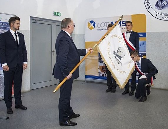 Uroczystość nadania nowego sztandaru dla krośnieńskiego Mechanika