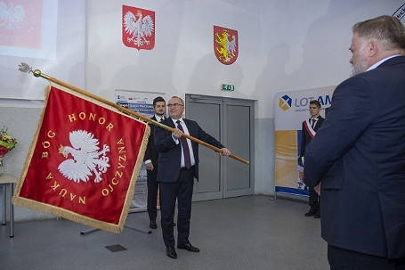 Krośnieński Mechanik ma nowy sztandar - zdjęcie w treści 