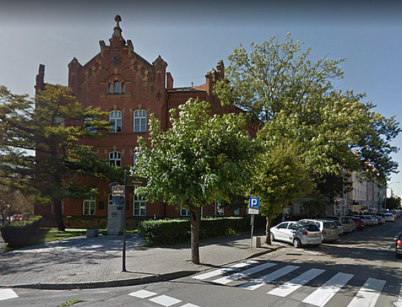 Widok na budynek LO im. M. Kopernika i ul. Staszica w Krośnie - źródło grafiki - street view