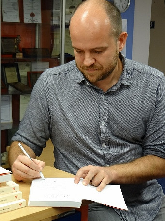 „Co bulgotało w garnku, kiedy zmieniały się losy świata?” – Witold Szabłowski w Krośnieńskiej Bibliotece - zdjęcie w treści  nr 1