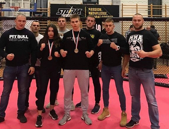 Krośnieńscy zawodnicy trenujący MMA na zawodach